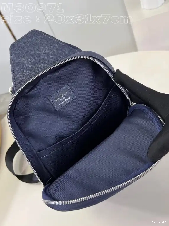 NM VUITTON Slingbag Avenue LOUIS 0422
